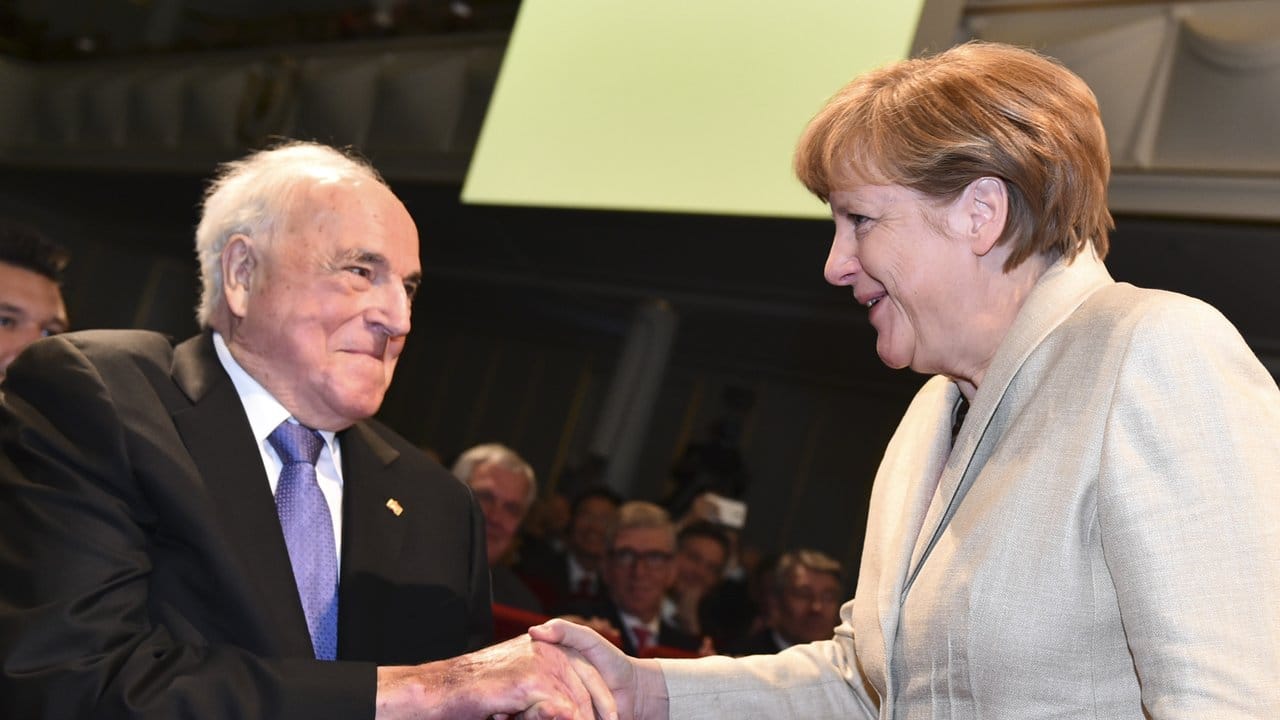 Bundeskanzlerin Angela Merkel und Helmut Kohl bei einer ihrer letzten Begegnungen.
