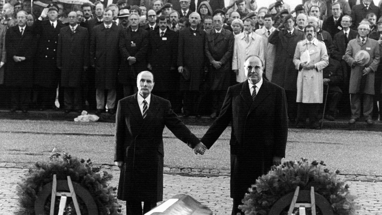 Historischer Moment: Der französische Staatspräsident Francois Mitterrand und Bundeskanzler Helmut Kohl reichen sich 1984 über den Gräbern von Verdun die Hand.