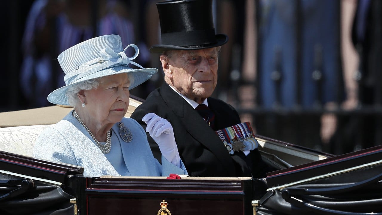 Die britische Königin Elizabeth II und ihr Ehemann Prinz Philip kommen zu der farbenfrohen Parade "Trooping the Colour" in einer Kutsche.