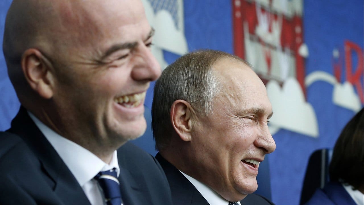 Direkt vor dem Anpfiff hielten FIFA-Präsident Gianni Infantino und Russlands Staatschef Wladimir Putin eine kurze Rede.