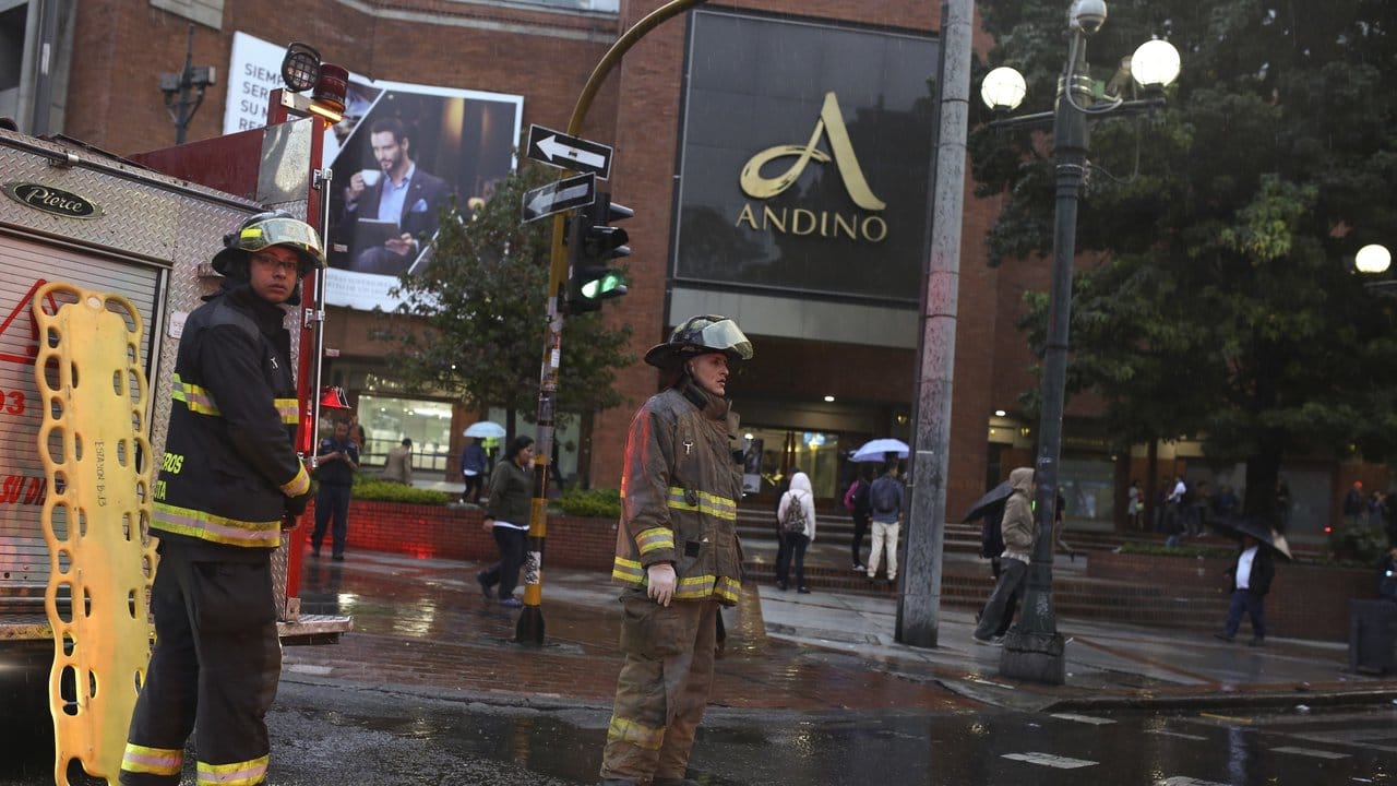 Feuerwehrleute stehen vor dem Einkaufszentrum Centro Andino.