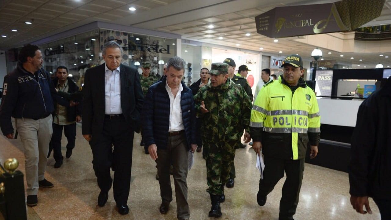 Juan Manuel Santos, Präsident von Kolumbien, kommt zu dem Anschlagsort.