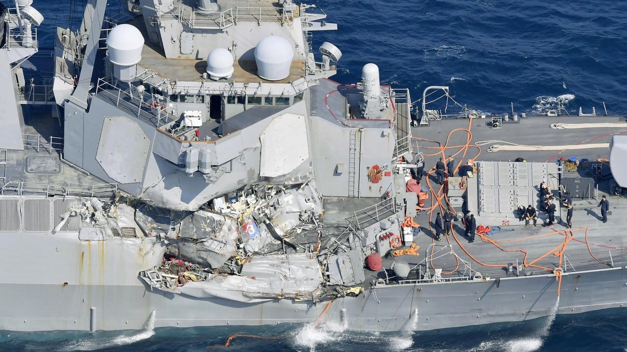 Die auf der rechten Seite stark beschädigte "Fitzgerald" vor der Küste Japans.