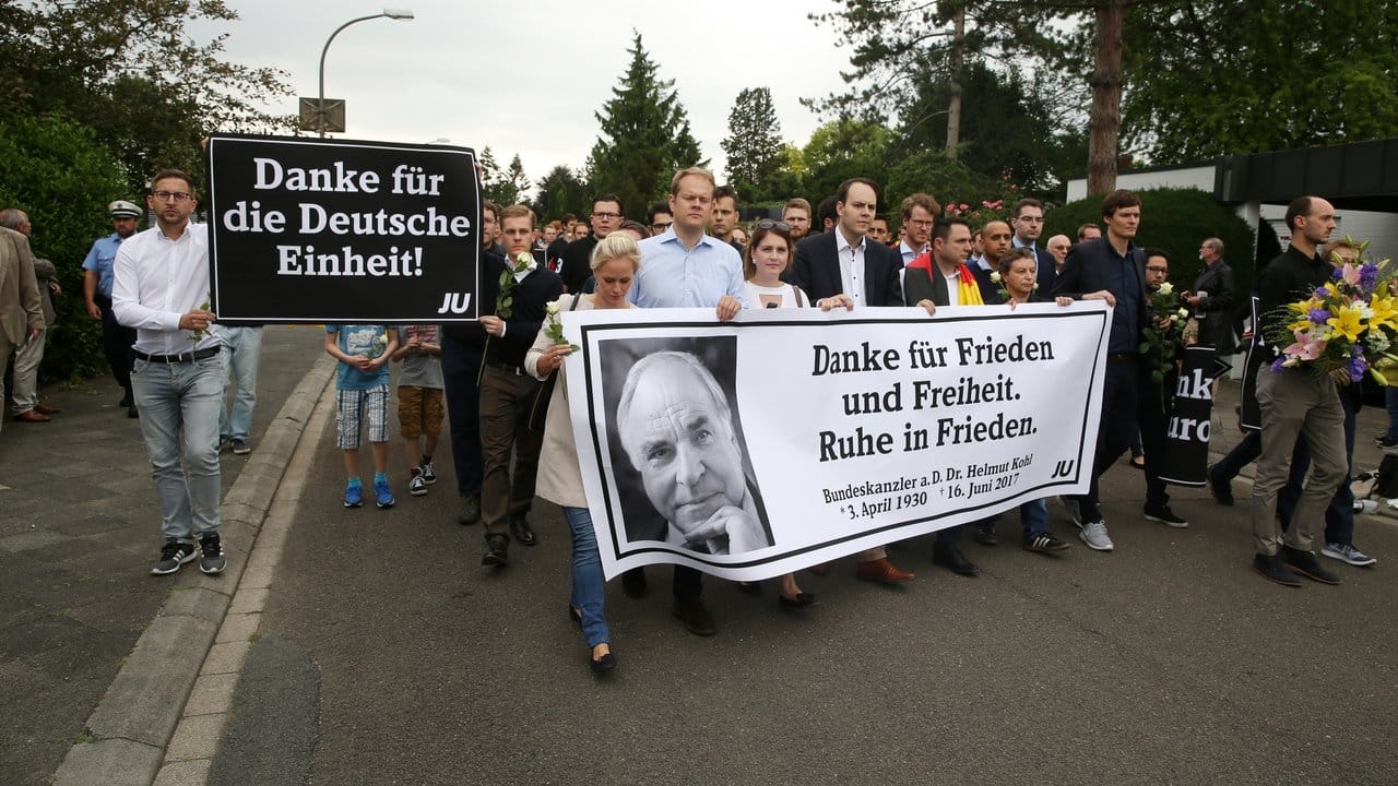 Mitglieder der Jungen Union nehmen vor dem Haus des ehemaligen Bundeskanzlers Helmut Kohl an einem Kondolenzmarsch teil.