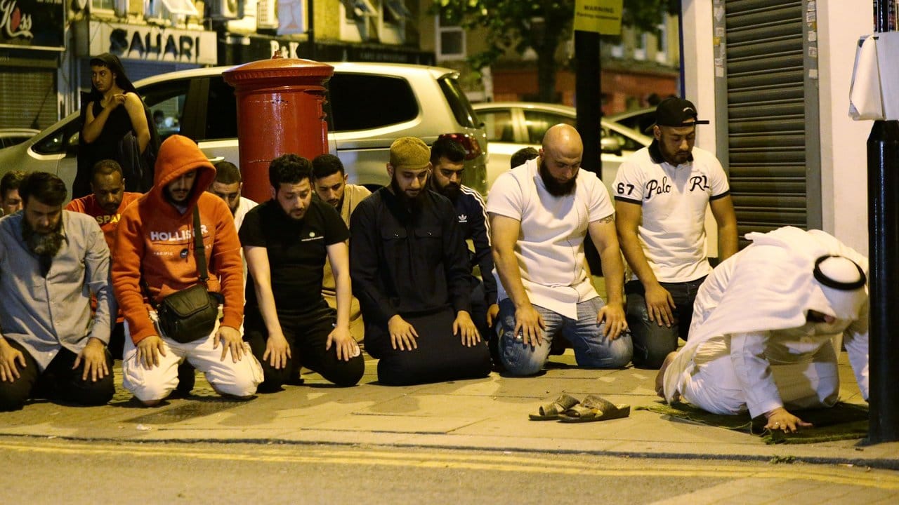 Männer beten: Im Londoner Stadtteil Finsbury Park hat es nach Polizeiangaben einen schweren Zwischenfall mit mehreren Opfern gegeben.