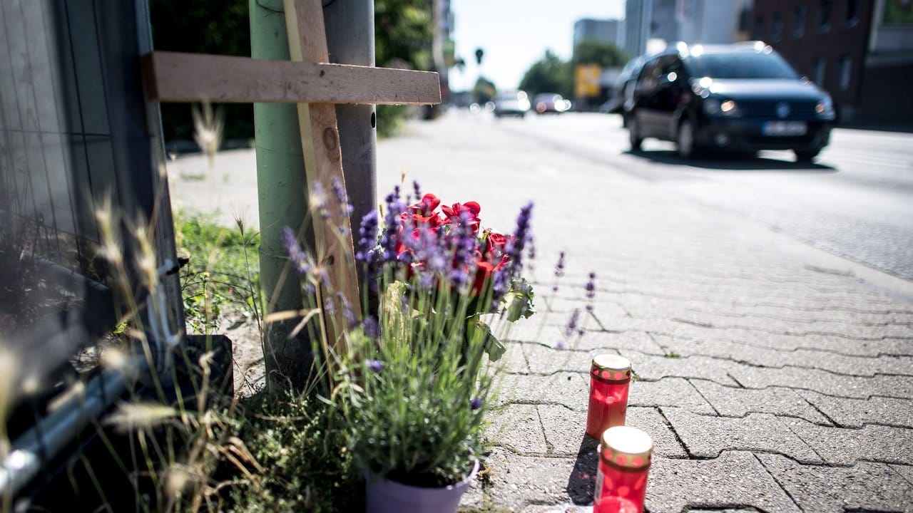 Nahe der Unfallstelle in Mönchengladbach soll ein Kreuz an den getöteten Fußgänger erinnern.