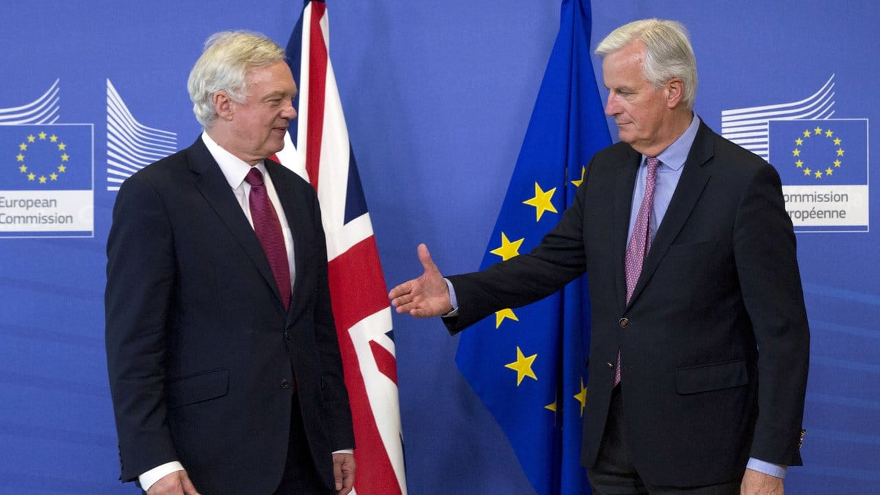EU-Chefunterhändler Michel Barnier begrüßt den britischen Brexit-Minister David Davis in Brüssel.