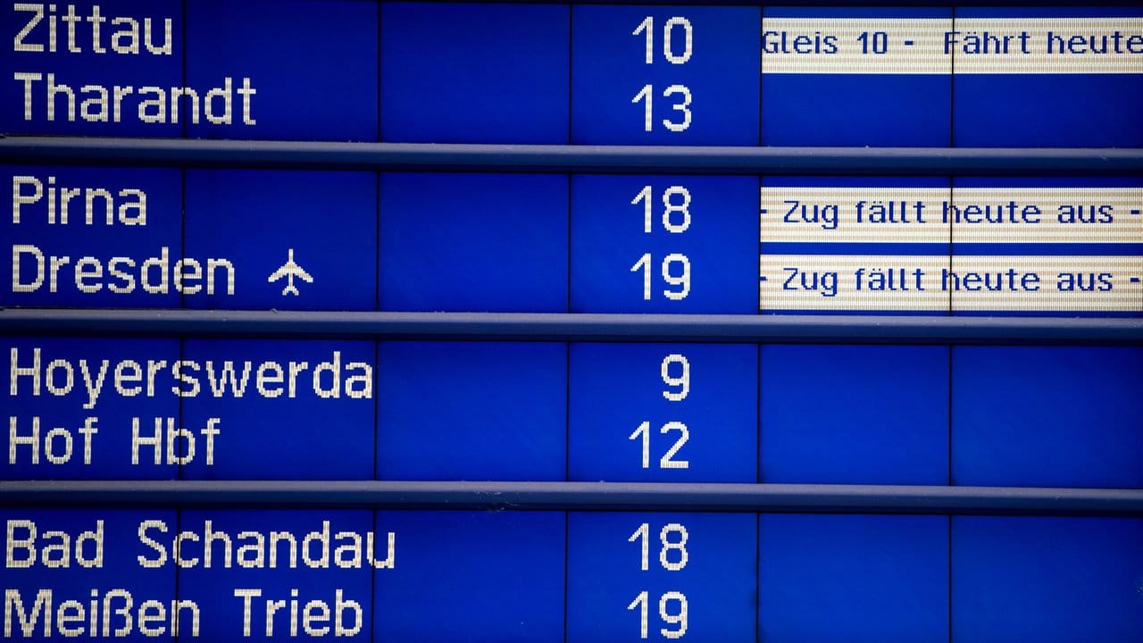 Auf einer Hinweistafel im Hauptbahnhof in Dresden wird auf Ausfälle und Verspätungen im Zugverkehr hingewiesen.