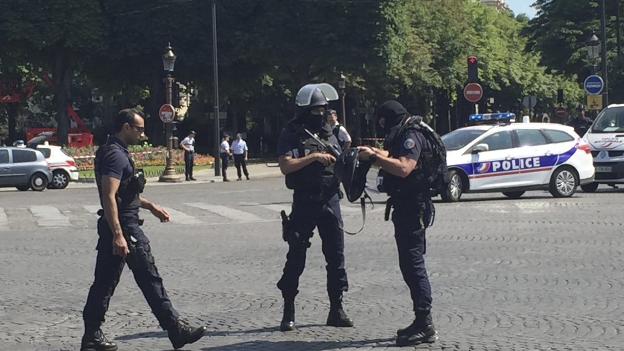 Polizisten blockieren die Zufahrt zu den Champs-Elysees in Paris.