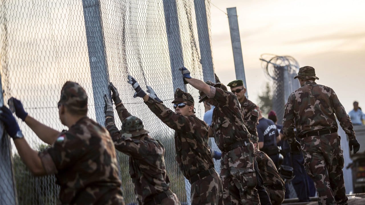 Ungarische Soldaten errichten im September 2015 an der Grenze zu Serbien einen Grenzzaun.