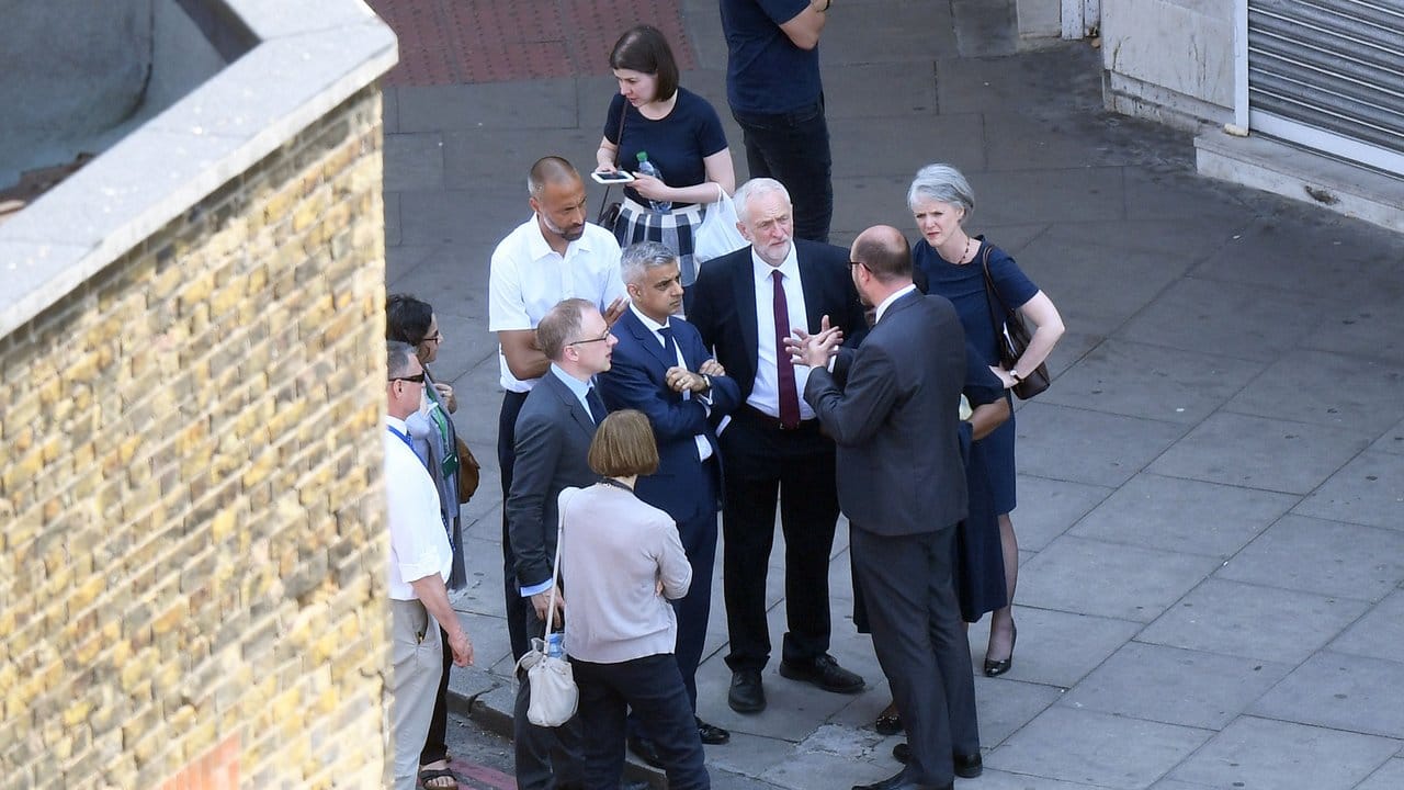 Sadiq Khan und Labourchef Jeremy Corbyn nahmen am Fastenbrechen in der Gemeinde teil.