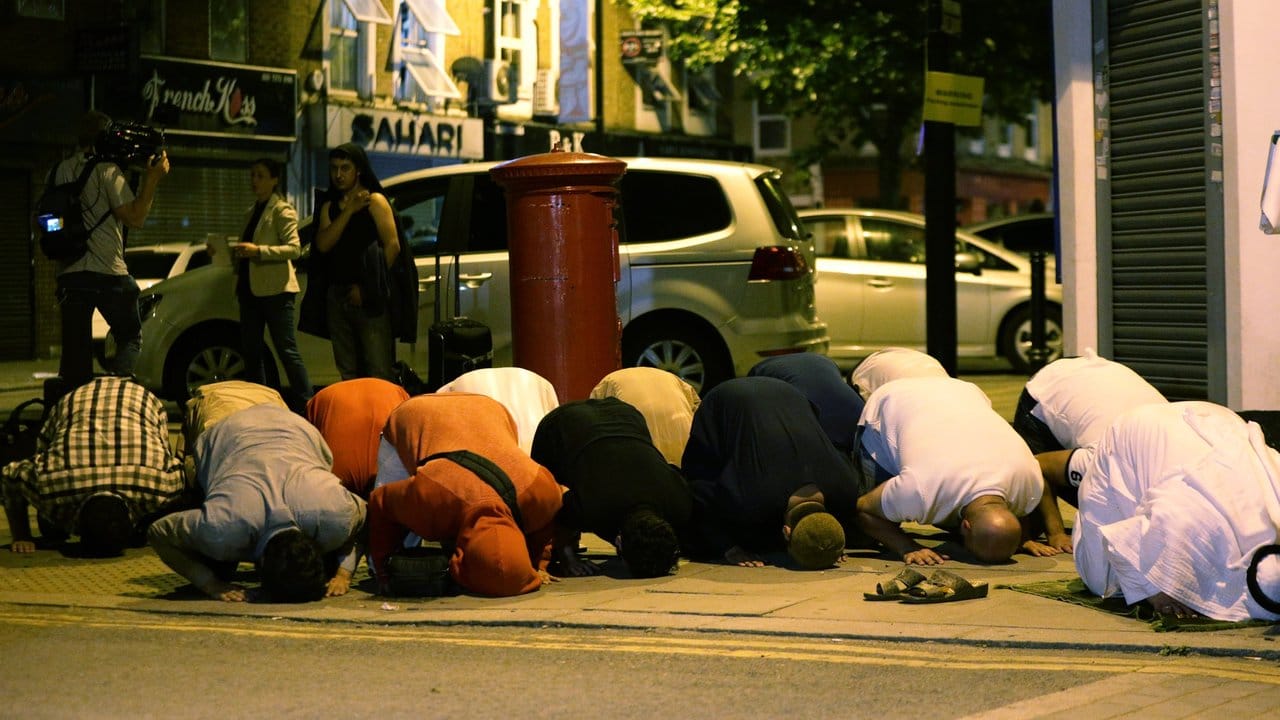 Anwohner beten nach dem Anschlag im Londoner Stadtteil Finsbury Park.