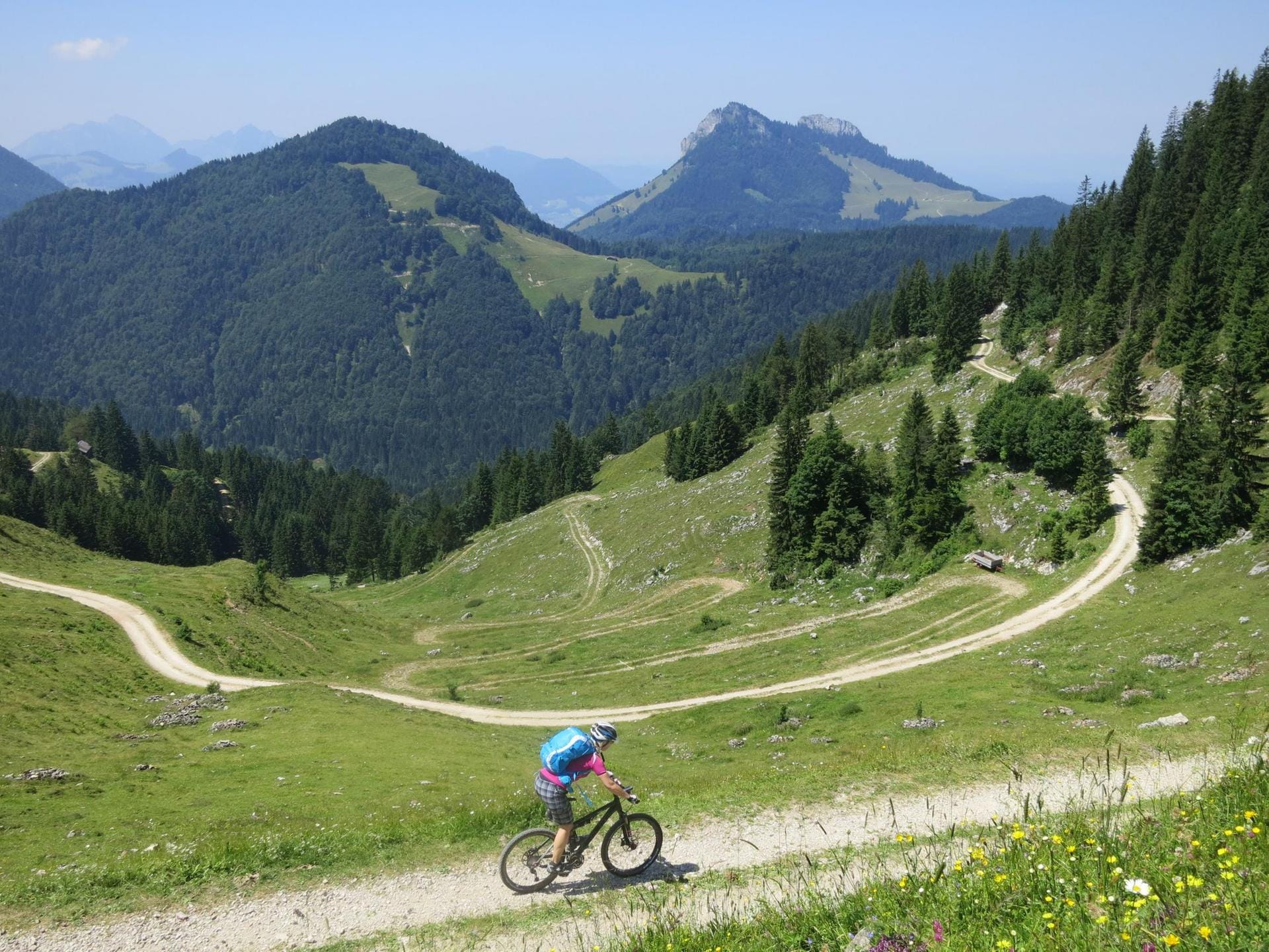 Mit dem Mountainbike durch die Chiemgauer Alpen fahren und die historisch-kulturelle Landschaft erleben.