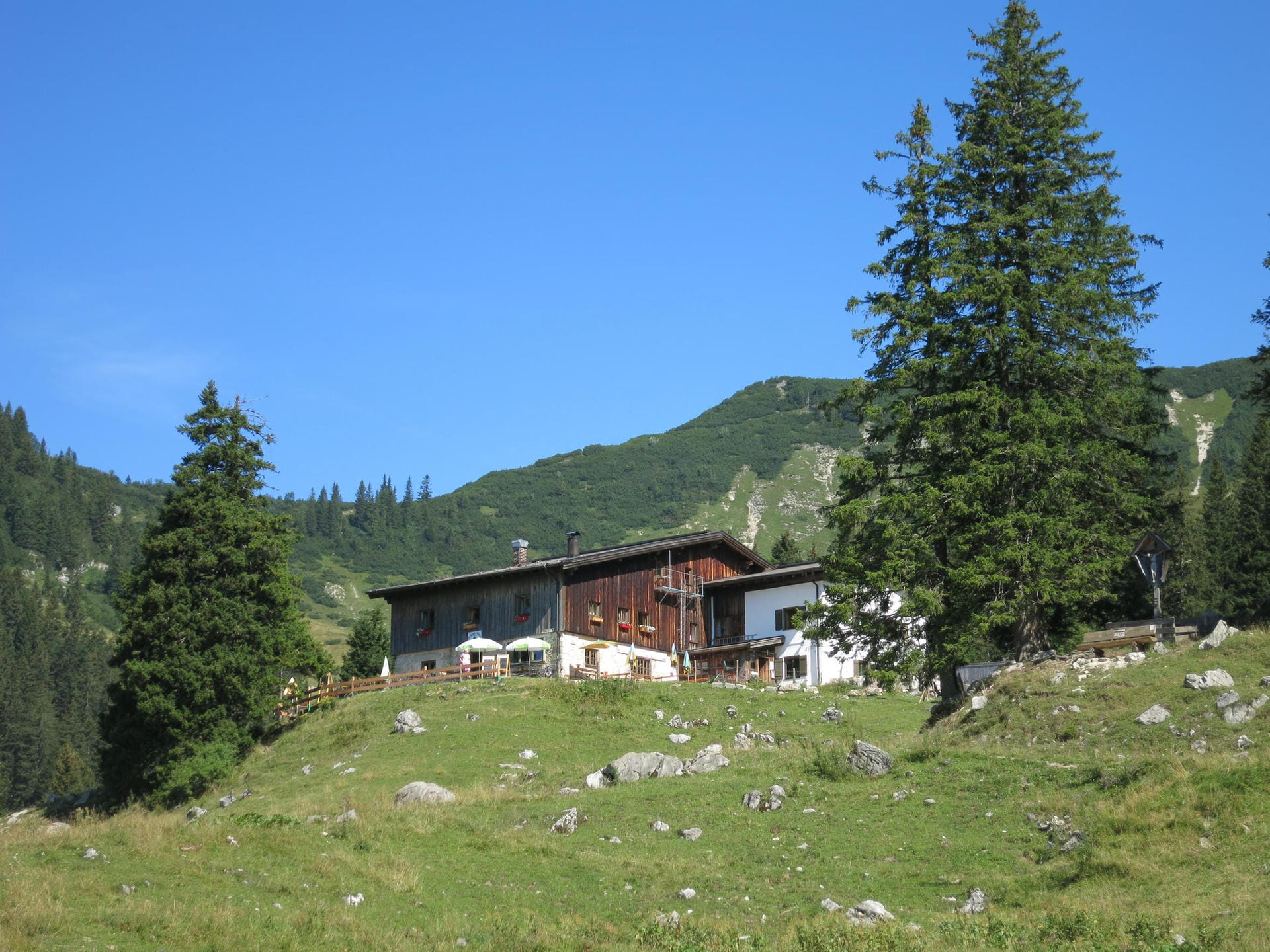 Verweilen Sie auf die Priener Hütte bei Sachrang, welche auch für Anfänger geeignet ist.