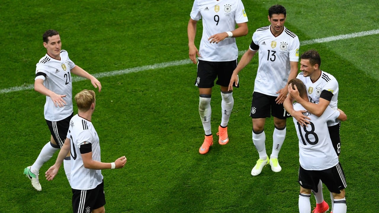 Die deutschen Spieler bejubeln das 3:1 durch Leon Goretzka.