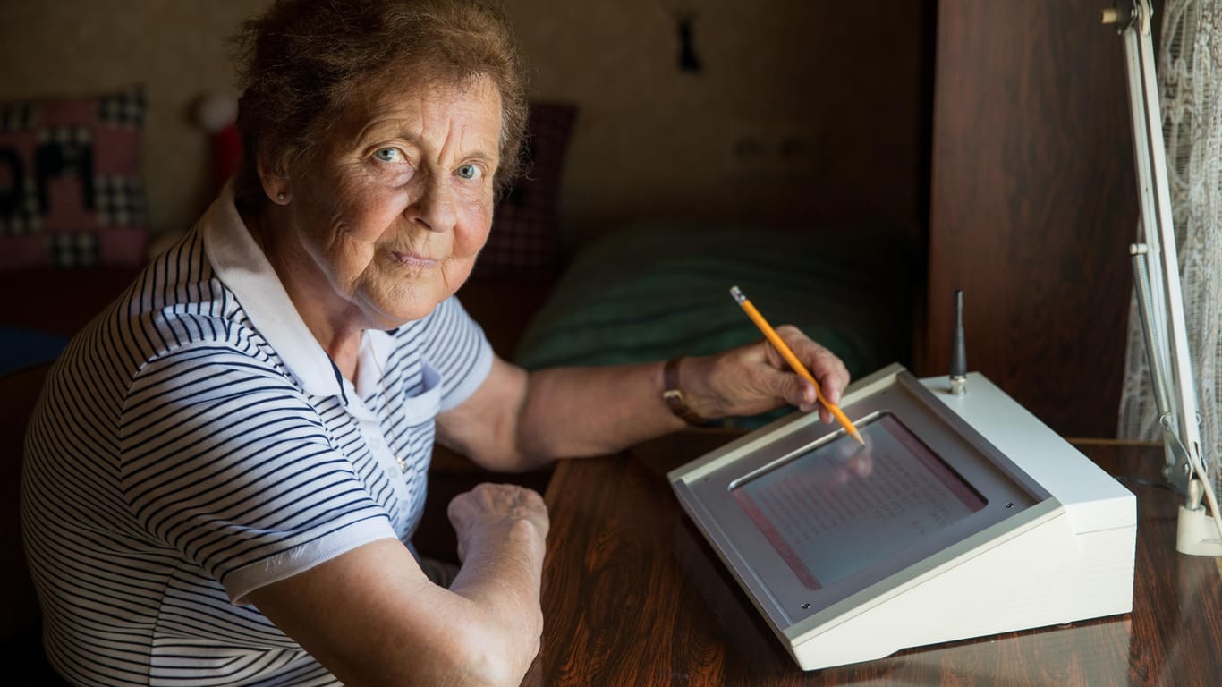 Magdalena Michelsen wertet täglich die Daten ihrer Messstation aus. Die Messstation der 84-Jährigen ist eine von rund 500 in Deutschland, die automatisch Daten zu Niederschlag, Temperatur und Wind aufzeichnet.