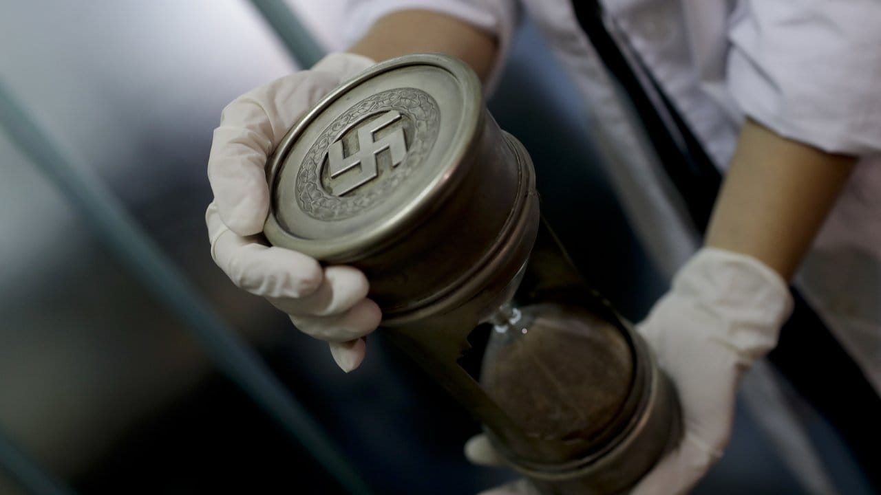 Sanduhr mit Hakenkreuz: Noch nie sind in Argentinien derart viele Relikte mit Bezug zum Nationalsozialismus aufgetaucht. Sanduhr mit Hakenkreuz: Noch nie sind in Argentinien derart viele Relikte mit Bezug zum Nationalsozialismus aufgetaucht.