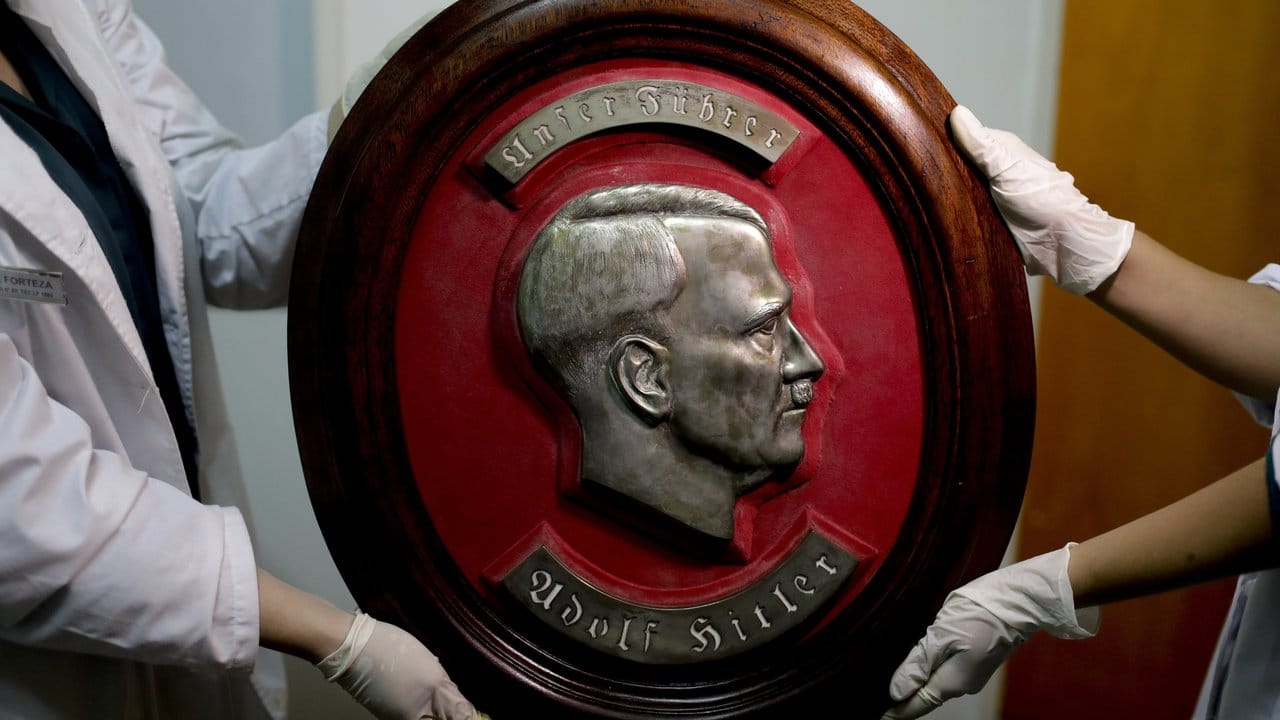 Hitler-Relief: In Argentinien halten sich Gerüchte, dass Adolf Hitler zusammen mit Eva Braun mit der längsten Tauchfahrt eines U-Boots nach Patagonien geflohen und erst Jahrzehnte später gestorben ist. Hitler-Relief: In Argentinien halten sich Gerüchte, dass Adolf Hitler zusammen mit Eva Braun mit der längsten Tauchfahrt eines U-Boots nach Patagonien geflohen und erst Jahrzehnte später gestorben ist.