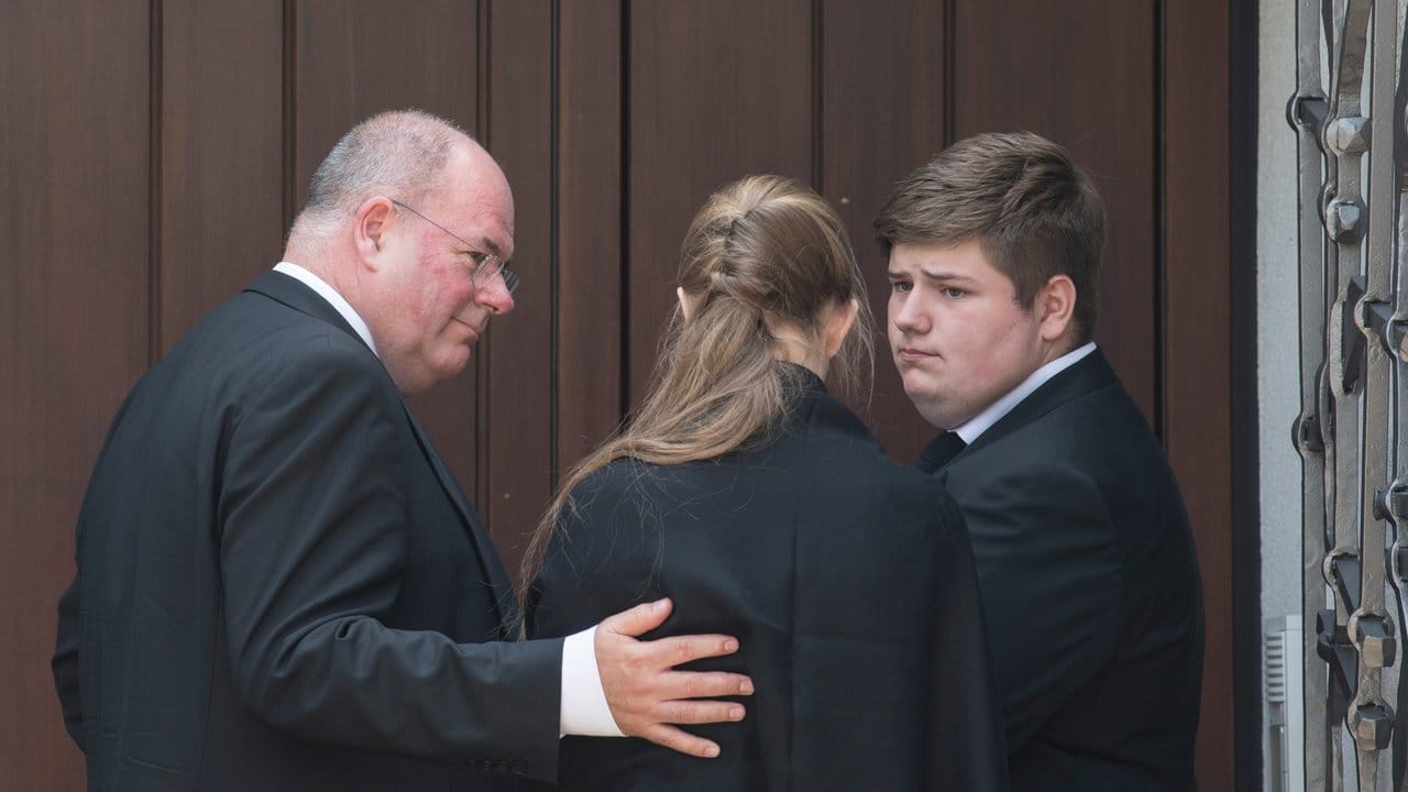 Abgewiesen in Oggersheim: Der Anwalt von Maike Kohl-Richter, Stephan Holthoff-Pförtner, warf Kohls Sohn Walter vor, bewusst einen Eklat zu inszenieren. Abgewiesen in Oggersheim: Der Anwalt von Maike Kohl-Richter, Stephan Holthoff-Pförtner, warf Kohls Sohn Walter vor, bewusst einen Eklat zu inszenieren.