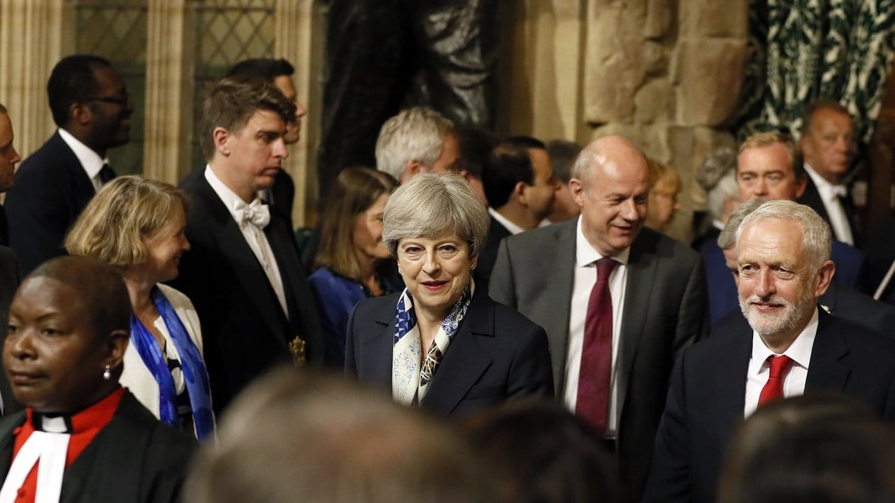 Auftakt zur neuen Sitzungsperiode des britischen Parlaments mit Ministerpräsidentin Theresa May (M.