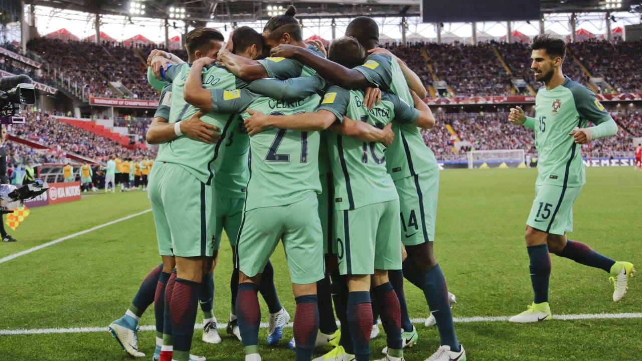 Portugals Spieler jubeln über den Führungstreffer im Spiel gegen Russland. Portugals Spieler jubeln über den Führungstreffer im Spiel gegen Russland.