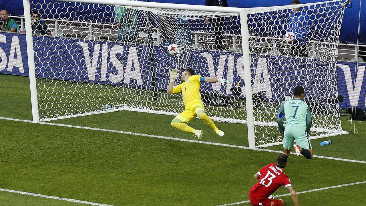 Portugals Cristiano Ronaldo (r) erzielt per Kopf das 1:0 gegen Russlands Torhüter Akinfejew. Portugals Cristiano Ronaldo (r) erzielt per Kopf das 1:0 gegen Russlands Torhüter Akinfejew.