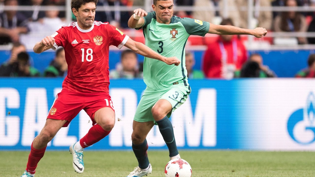 Portugals Pepe (r) und Russlands Juri Schirkow kämpfen um den Ball. Portugals Pepe (r) und Russlands Juri Schirkow kämpfen um den Ball.