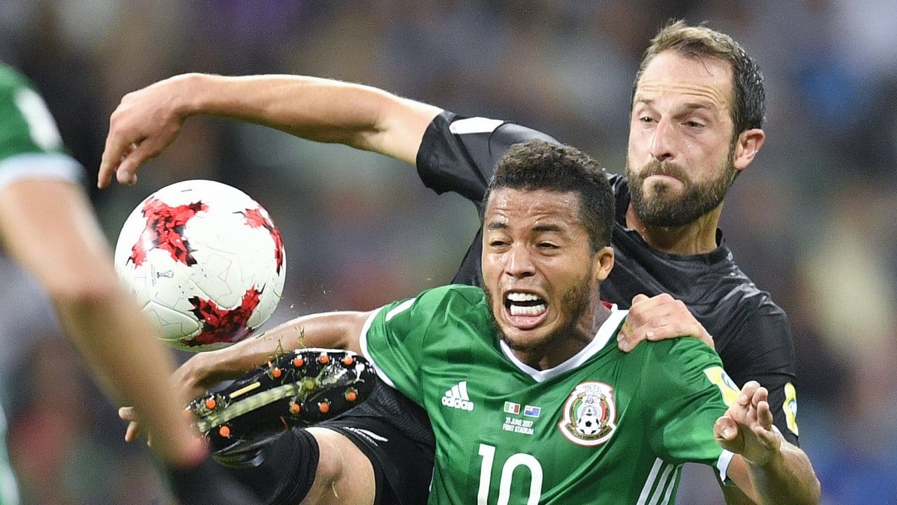 Mexikos Giovani Dos Santos (vorne) kämpft gegen den Neuseeländer Andrew Durante um den Ball.