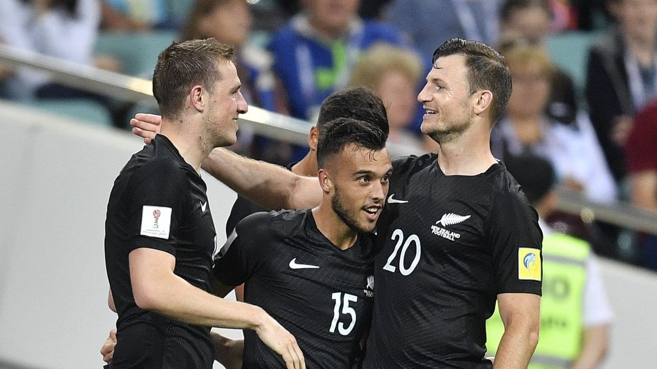 Die Neuseeländer feiern die 1:0-Führung.