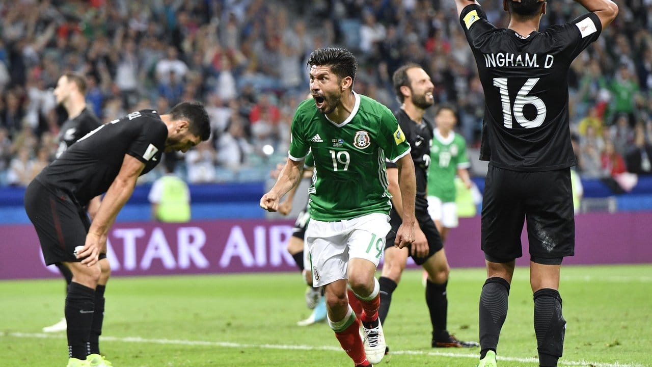 Mexikos Oribe Peralta (M) jubelt über seinen Treffer zum 2:1 gegen Neuseeland.