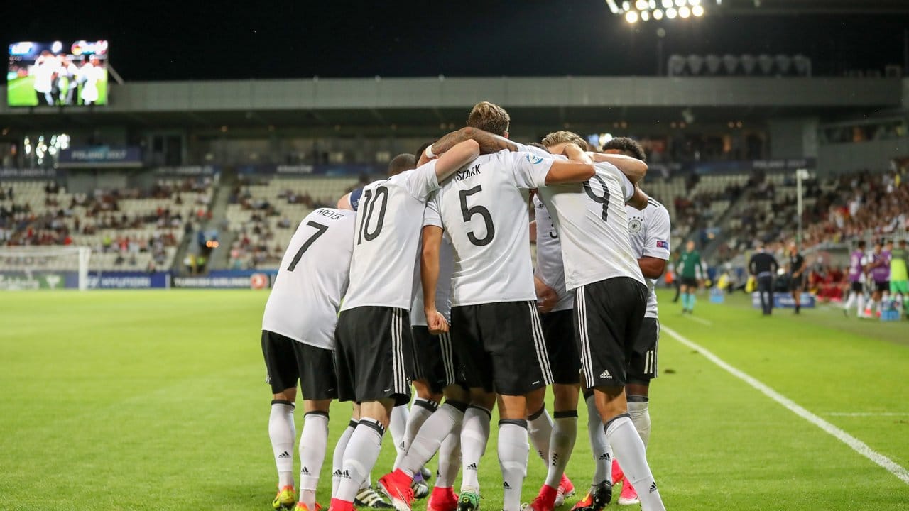 Die deutschen Spieler feiern den Treffer zur 1:0-Führung.