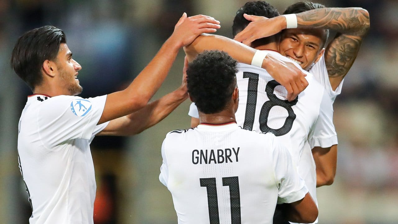 Die deutschen Spieler feiern dasf 3:0 gegen Dänemark.