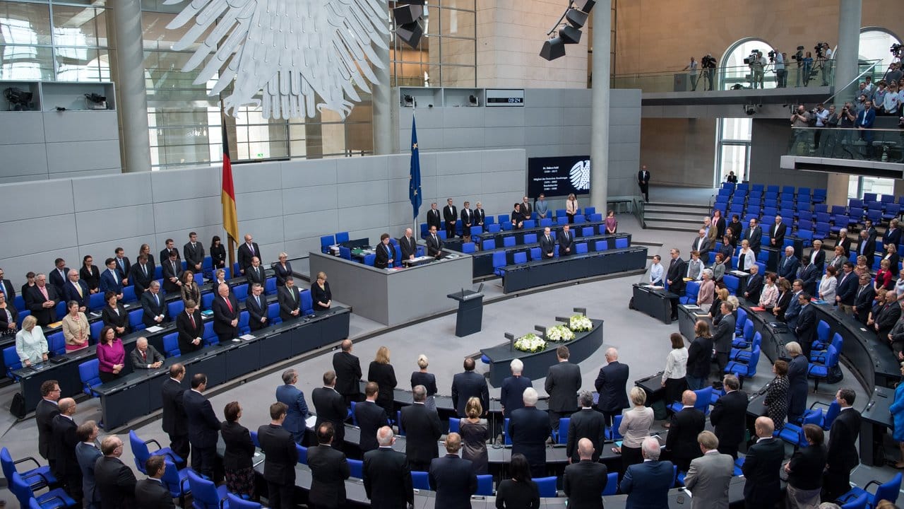Schweigeminute für Helmut Kohl im Bundestag.