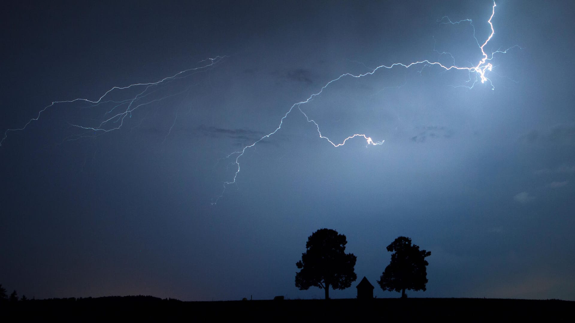 Tief Paul bringt starke Unwetter nach Deutschland. Bis in die Nacht wird es nass und ungemütlich. Tief Paul bringt starke Unwetter nach Deutschland. Bis in die Nacht wird es nass und ungemütlich.
