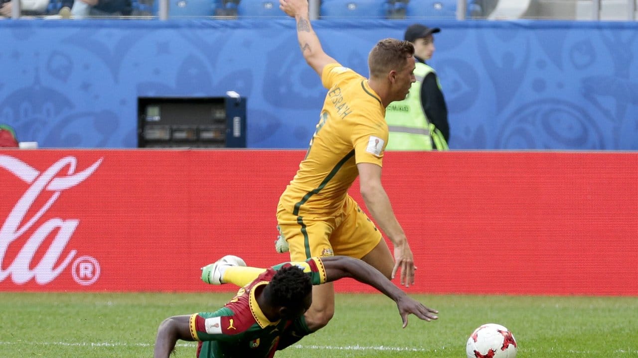 Kameruns Ernest Mabouka (unten) foult den Australier Alex Gersbach im Sechzehnmeterraum.