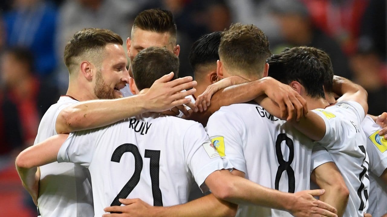 Deutschlands Spieler jubeln nach dem 1:1, der Endstand im Spiel gegen Chile.