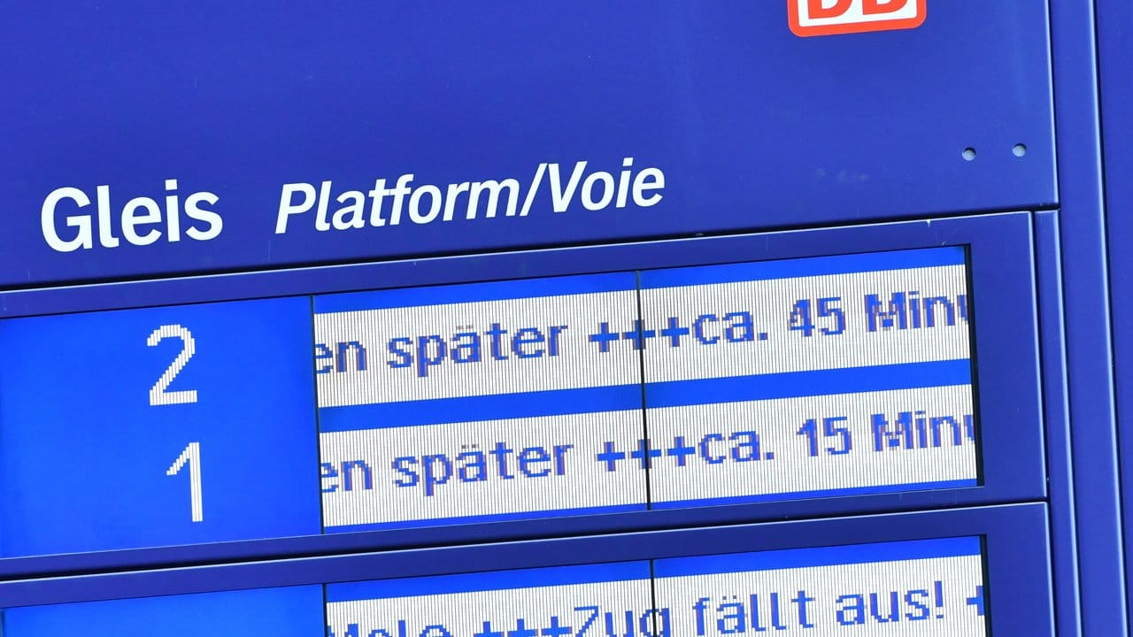 Auf einer Hinweistafel im Berliner Hauptbahnhof werden Zugverspätungen angezeigt. Auf einer Hinweistafel im Berliner Hauptbahnhof werden Zugverspätungen angezeigt.