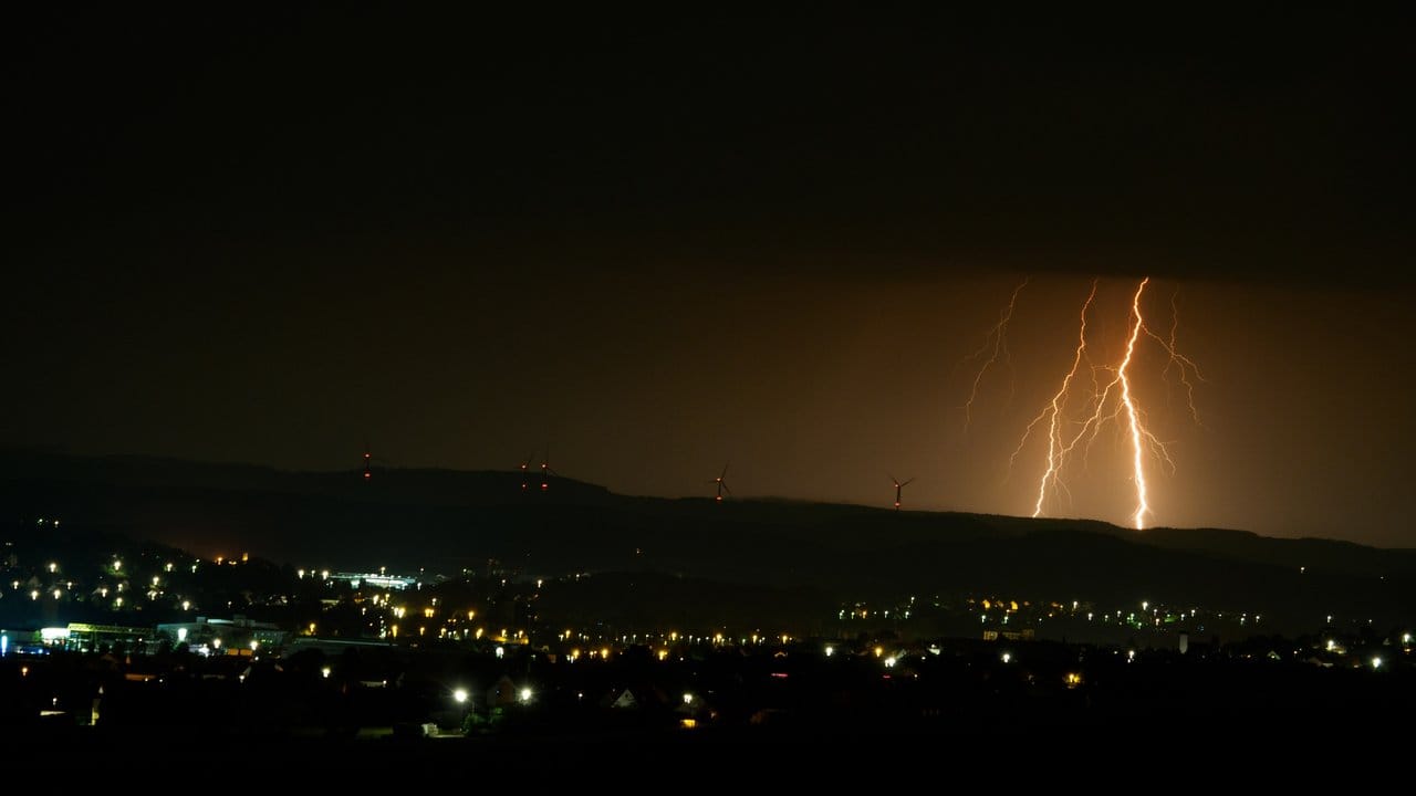 Blitze erhellen in der Nacht zum Freitag den Himmel über dem oberfränkischen Bad Staffelstein. Blitze erhellen in der Nacht zum Freitag den Himmel über dem oberfränkischen Bad Staffelstein.