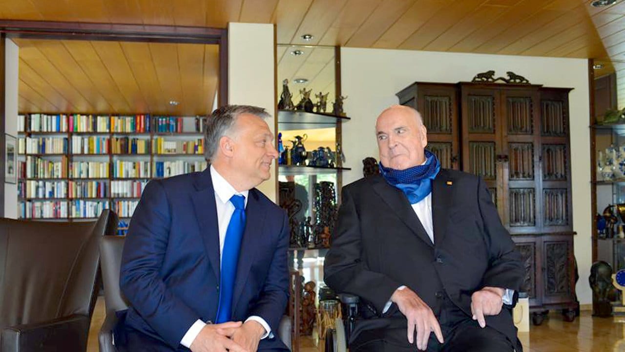 Eines der letzten Fotos von Helmut Kohl zeigt ihn im April 2016 mit dem ungarischen Regierungschef Viktor Orban.