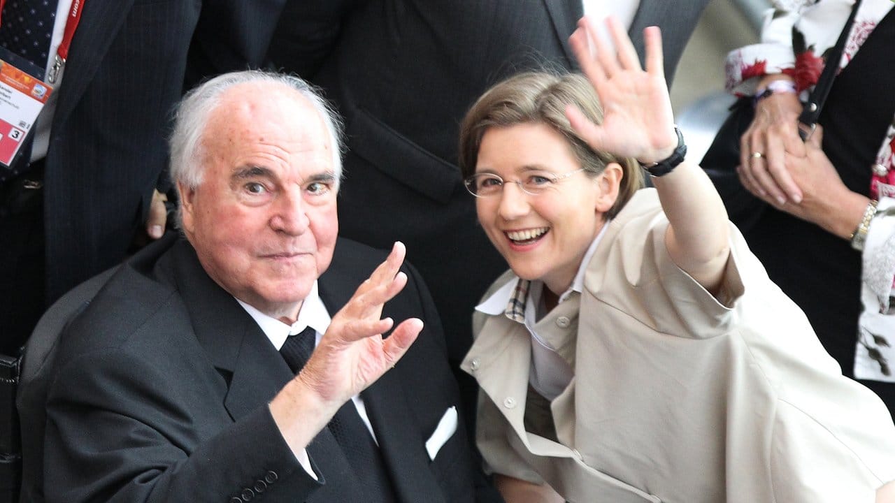 Einer der zuletzt seltenen öffentlichen Auftritte: Helmut Kohl und seine Frau Maike Kohl-Richter beim Finale der Frauenfußball-WM in Frankfurt am Main.