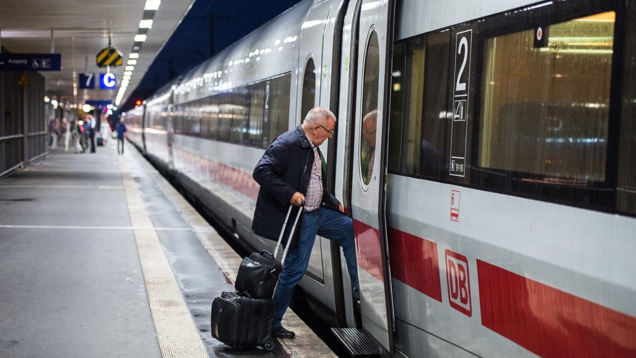 "Aufenthaltszug" - ein Begriff, den Bahnreisende noch lernen müssen. "Aufenthaltszug" - ein Begriff, den Bahnreisende noch lernen müssen.