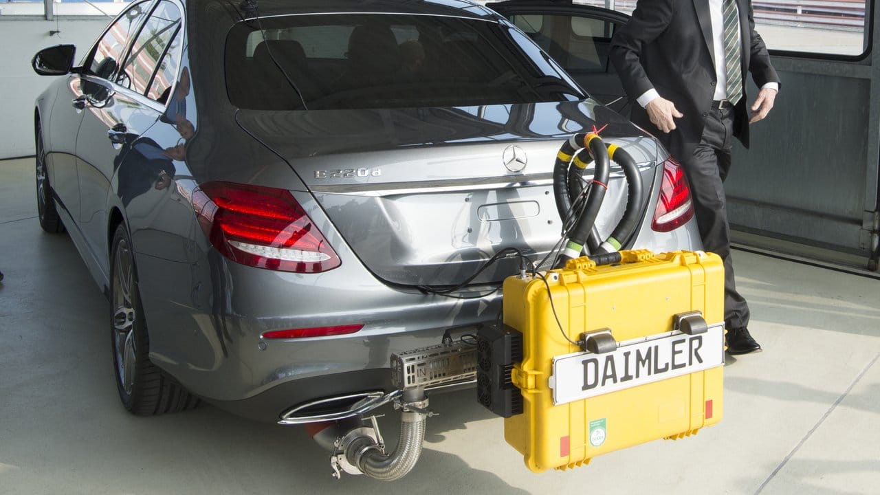Saubere Dieselmotoren? Der baden-württembergische Ministerpräsident Winfried Kretschmann (Bündnis 90/Die Grünen) steigt aus einem Daimler-Testfahrzeug.