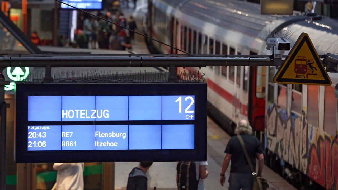 Ein Hotelzug steht am Hamburger Hauptbahnhof für gestrandete Reisende bereit, die aufgrund der Wetterlage nicht weiterreisen konnten. Ein Hotelzug steht am Hamburger Hauptbahnhof für gestrandete Reisende bereit, die aufgrund der Wetterlage nicht weiterreisen konnten.