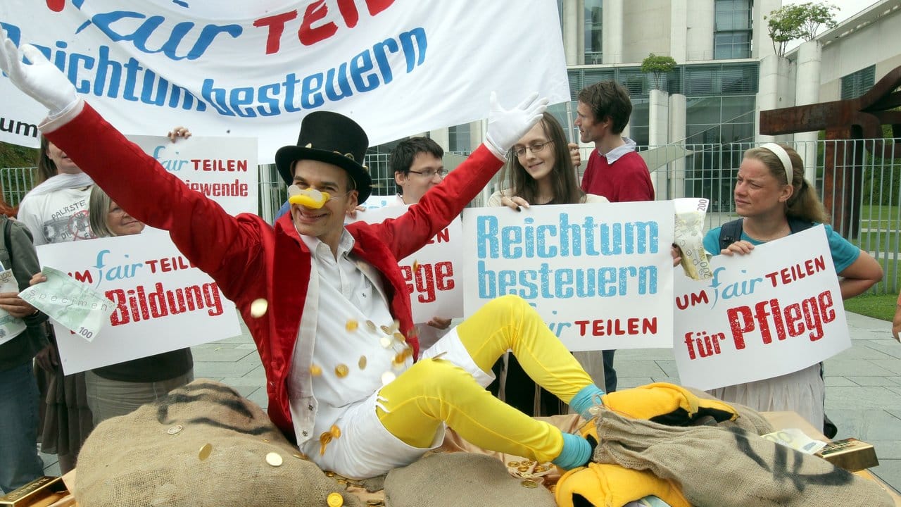 "Reichtum besteuern" - eine Forderung von Demonstranten, der die SPD bei ihrem Programm-Parteitag wohl nicht folgen wird.