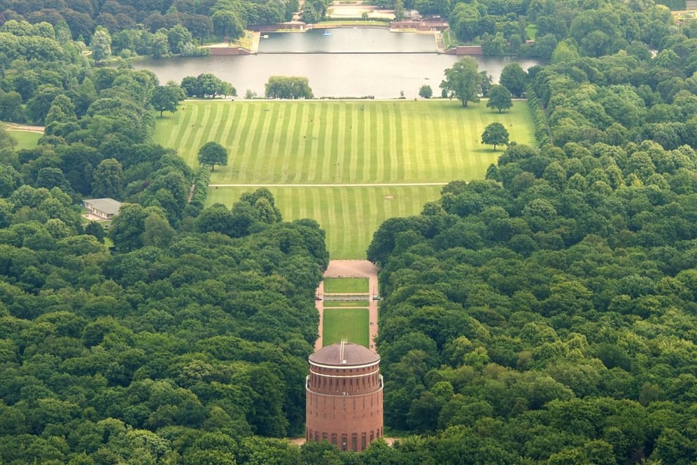 Blick auf den Hamburger Stadtpark mit der großen Wiese und dem Planetarium (Archivbild): Mehrere Männer sollen ein Mädchen im Stadtpark vergewaltigt haben.