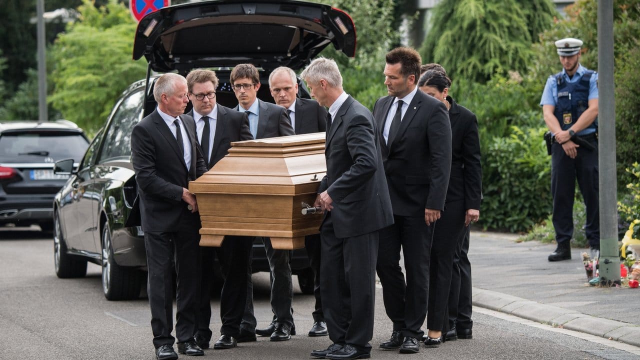 Bestatter tragen in Oggersheim einen Sarg aus dem Haus von Helmut Kohl.