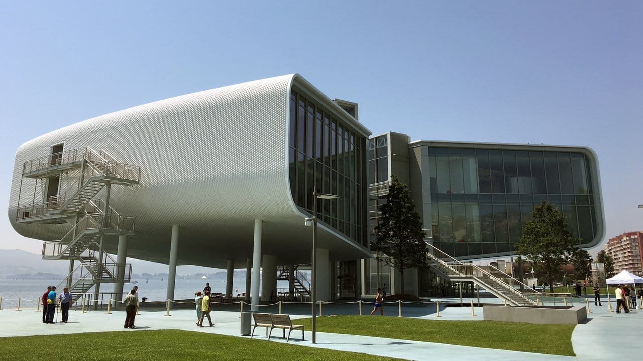 Das imposante Kunst- und Kulturzentrum "Centro Botin" an der Bucht von Santander.