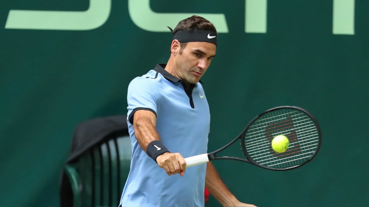 Nach zwei Sätzen gegen Florian Mayer steht Roger Federer schon im Halbfinale von Halle.