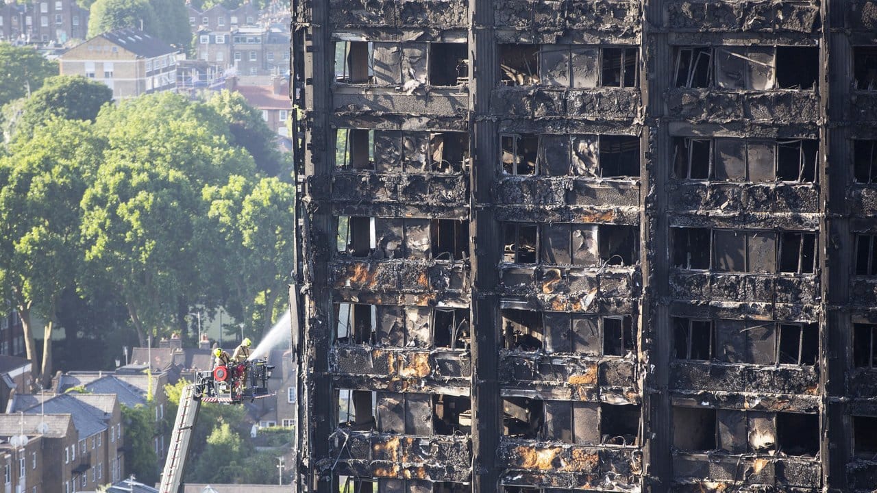 Die geschwärzte Fassade des ausgebrannten Grenfell Tower in London.