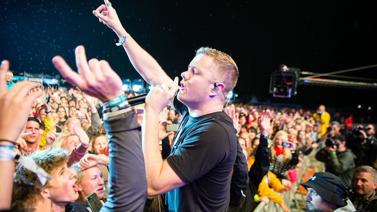 Dan Reynolds von den Imagine Dragons feiert mit den Musik-Fans den Festival-Auftakt.